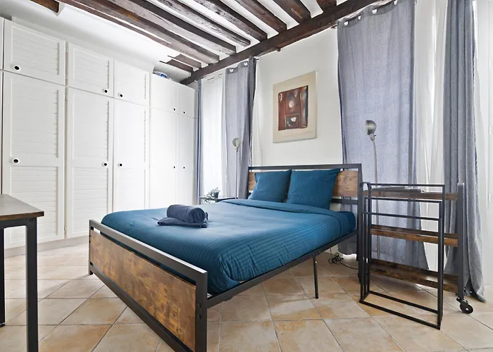 Heart Of 1br-4p Le Marais 7 Free Netflix